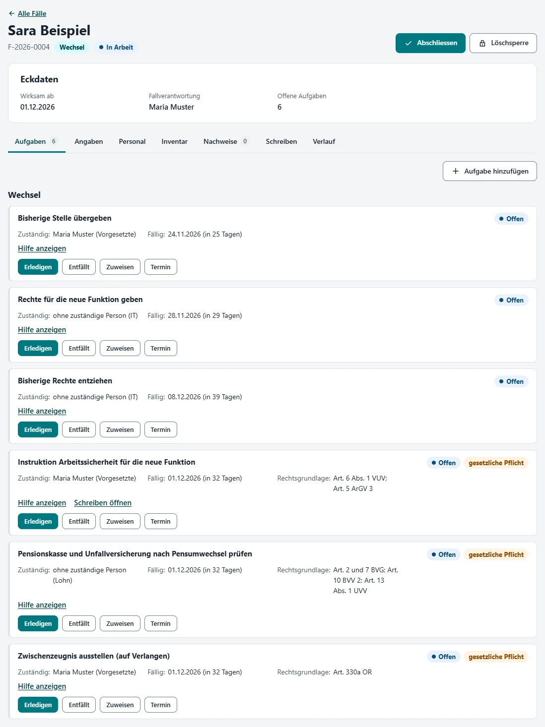 Case "Sara Beispiel" (F-2026-0004, internal move, in progress): key data with "Wirksam ab 01.12.2026" (effective from) and case owner, then the six tasks of the internal move, from handing over the previous role through access rights and safety instruction to checking pension fund and accident insurance after the change in workload and an interim reference on request.