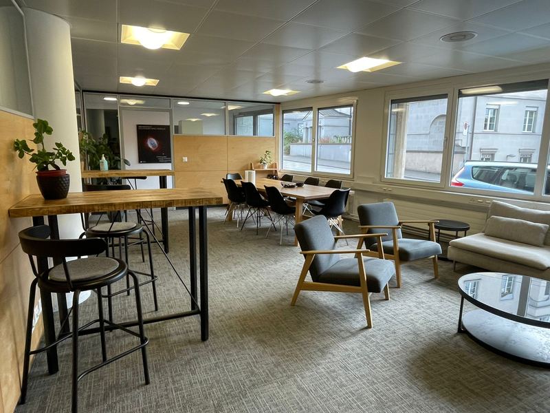 Gemeinschaftsbereich im Büro von Theia Solutions mit Fensterband